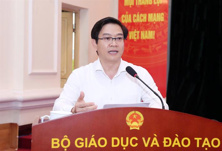 Vu truong Vu Giao duc Pho thong Thai Van Tai cho biet, can them 22.000 giao vien cho muc tieu tieng Anh thanh ngon ngu thu hai. Anh: MOET