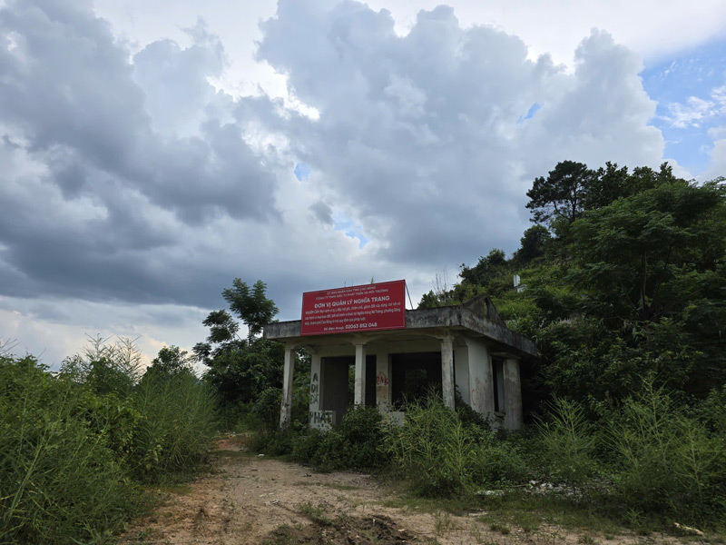 Nghia trang tai khu vuc Na Toong da tro nen chat choi qua thoi gian dai su dung. Anh: Tan Van