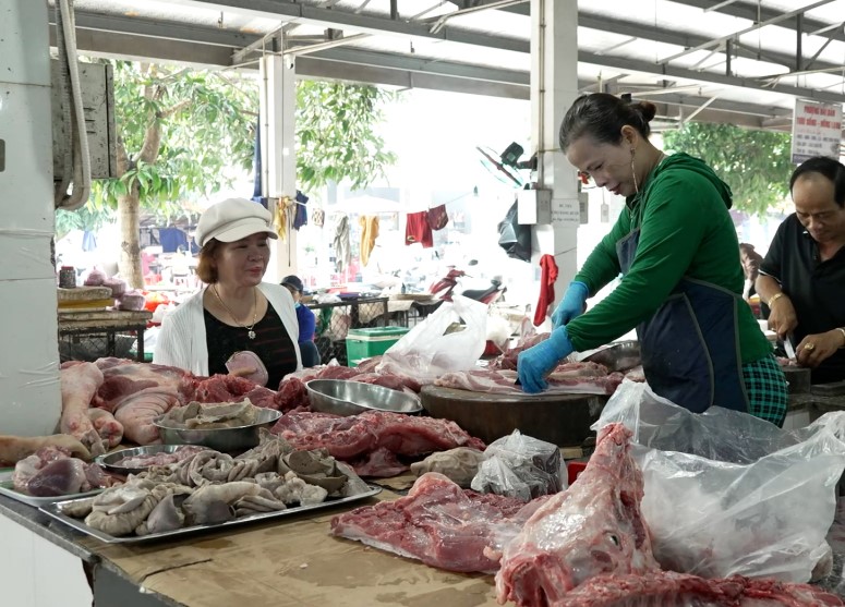 La peste porcine africaine a Quang Ngai est maîtrisee les consommateurs utilisent audacieusement la viande de porc vendue sur les marches. Photo : Vien Nguyen