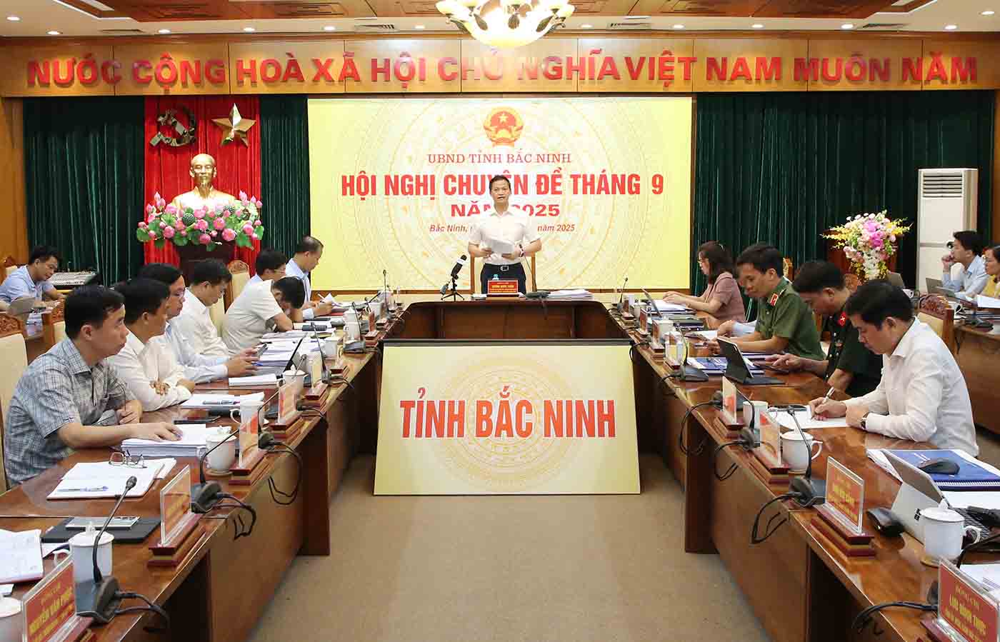 Chairman of the People's Committee of Bac Ninh province Vuong Quoc Tuan agreed to approve 3 specific policies in compensation for site clearance at Gia Binh International Airport. Photo: Linh Ngoc