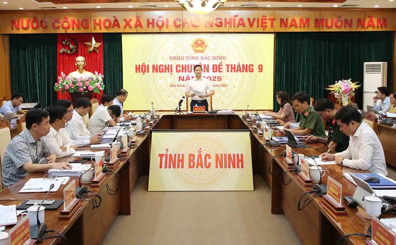 Chairman of the People's Committee of Bac Ninh province Vuong Quoc Tuan agreed to approve 3 specific policies in compensation for site clearance at Gia Binh International Airport. Photo: Linh Ngoc
