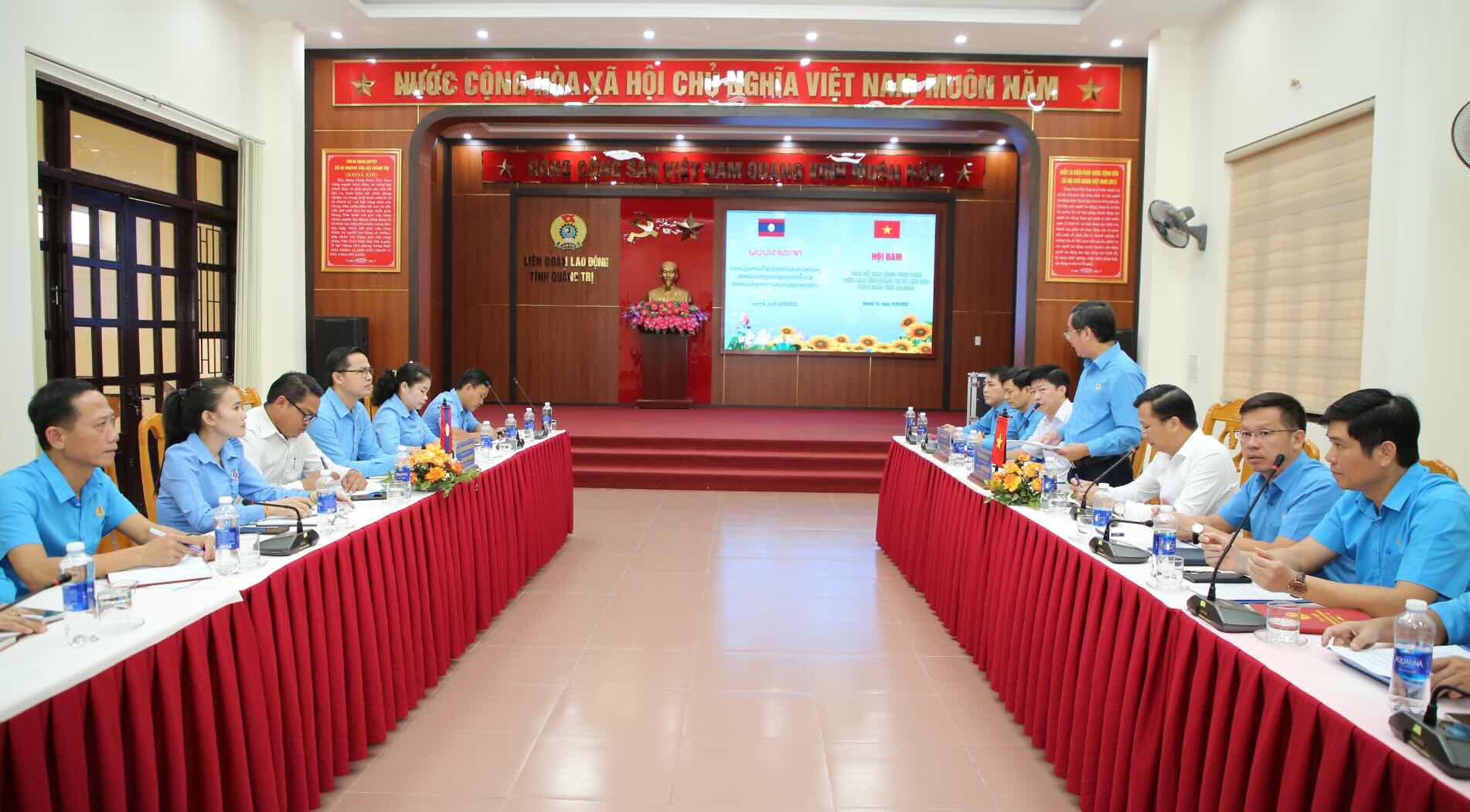 Scene of the talks between the Salavan Trade Union Federation and the Quang Tri Provincial Federation of Labor. Photo: Cong Sang