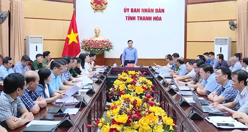 Ong Nguyen Hoai Anh - Chu tich UBND tinh Thanh Hoa chu tri hoi nghi trien khai cac phuong an phong, chong bao so 9. Anh: T.L