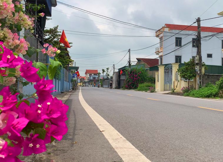 Tuyen duong o xa Dong Bang (tinh Hung Yen) duoc mo rong khang trang nho phong trao hien dat lam duong. Anh: Luong Ha