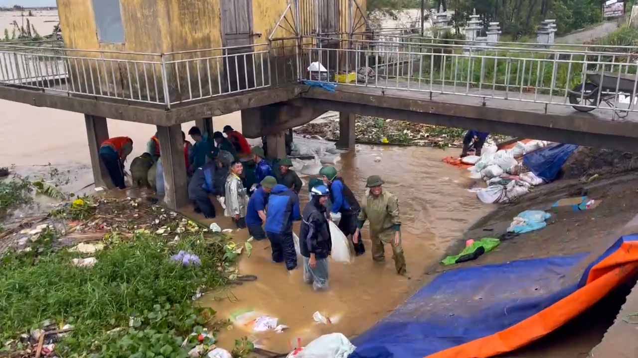 Van Thai Aポンプ場(堤防の外水が田んぼに漏れ込む)の事故処理、Bac Ninh省、2024年9月。写真:Bac Ninh警察