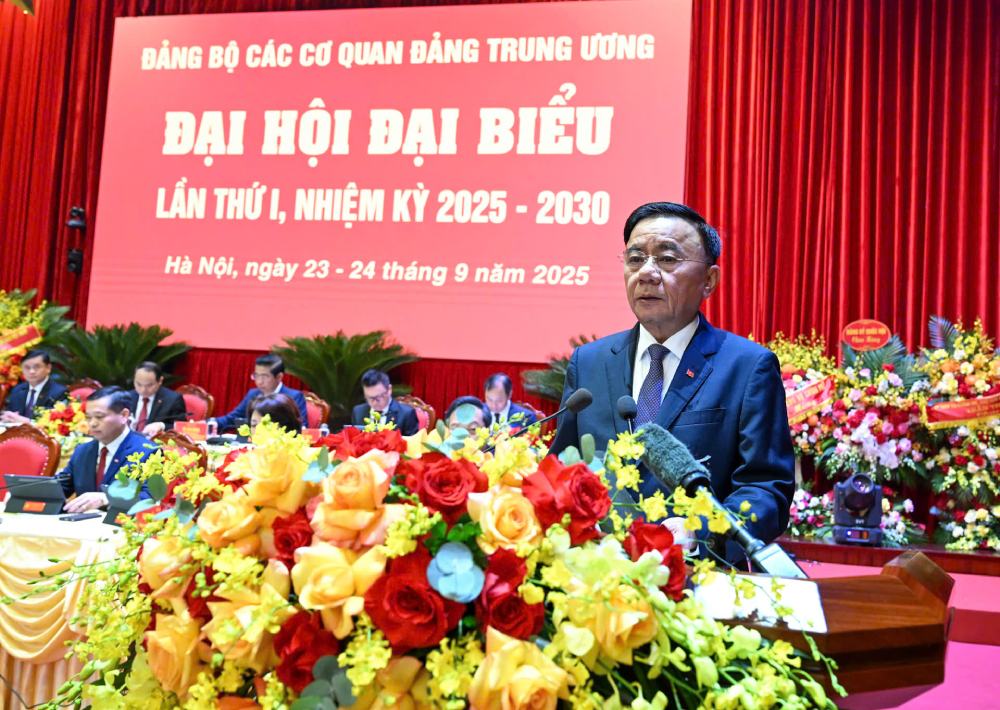 Uy vien Bo Chinh tri, Thuong truc Ban Bi thu Tran Cam Tu - Bi thu Dang uy cac co quan Dang Trung uong - phat bieu khai mac Dai hoi. Anh: Hai Nguyen