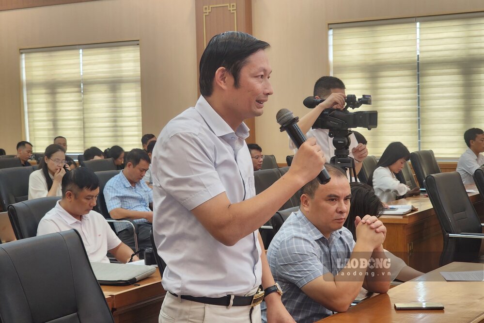 Dai dien co quan bao chi Trung uong thuong tru tai tinh Phu Tho dat cau hoi cho cac dai bieu chu tri buoi hop bao. Anh: To Cong.