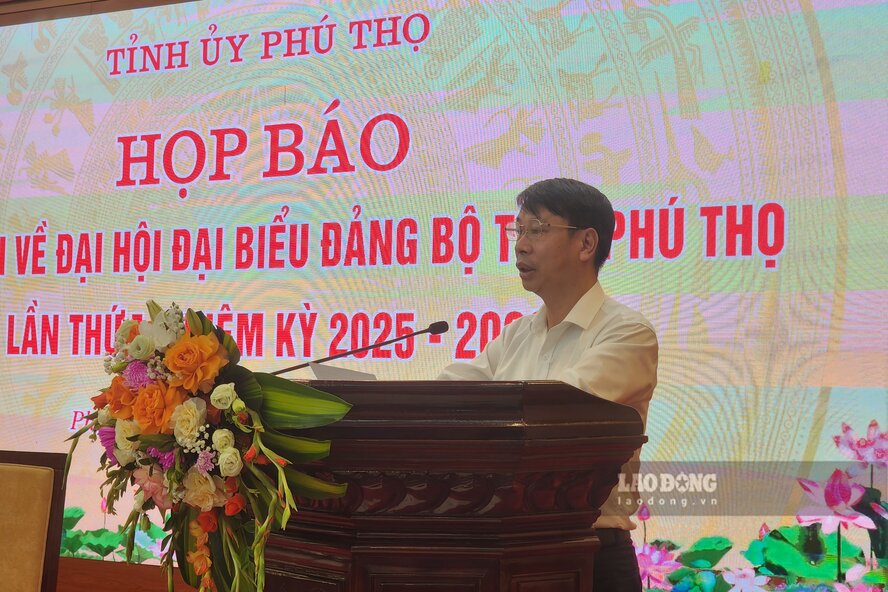Pho Chu tich UBND tinh Phu Tho Nguyen Khac Hieu phat bieu tai buoi hop bao. Anh: To Cong.