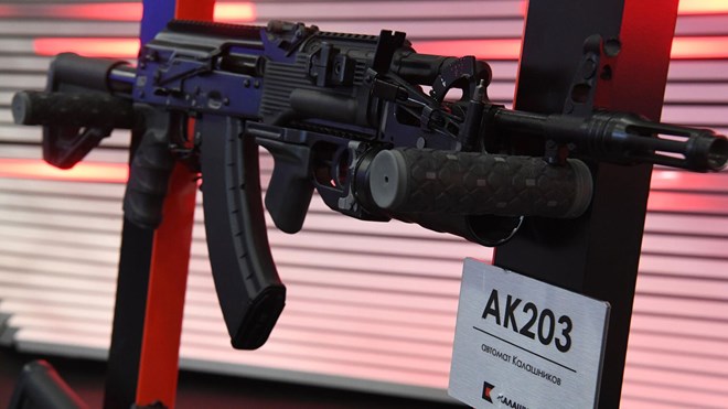 Sung truong AK-203 do tap doan vu khi Kalashnikov (Nga) san xuat. Anh: Sputnik 