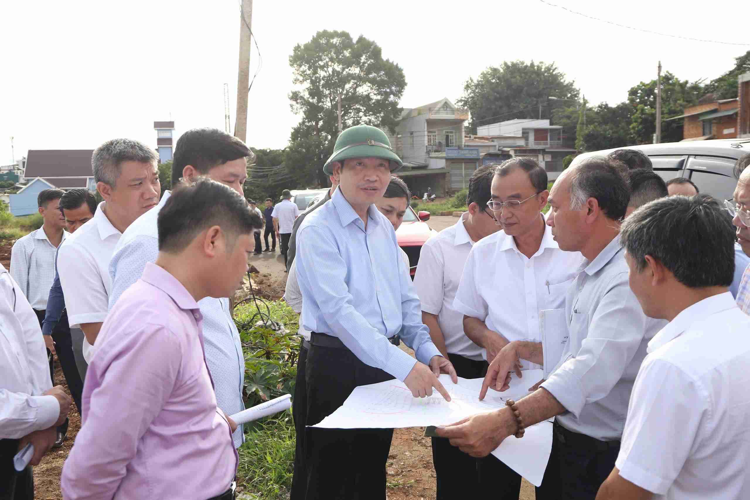 Ong Ta Anh Tuan - Chu tich UBND tinh Dak Lak (nguoi doi mu) truc tiep di co so chi dao don doc tien do giai ngan von dau tu cong. Anh: Bao Trung