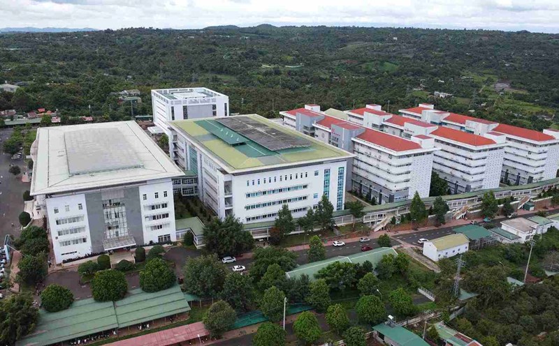 Central Highlands General Hospital still operates on kidney stones for hundreds of patients even though the machine is broken. Photo: Bao Trung