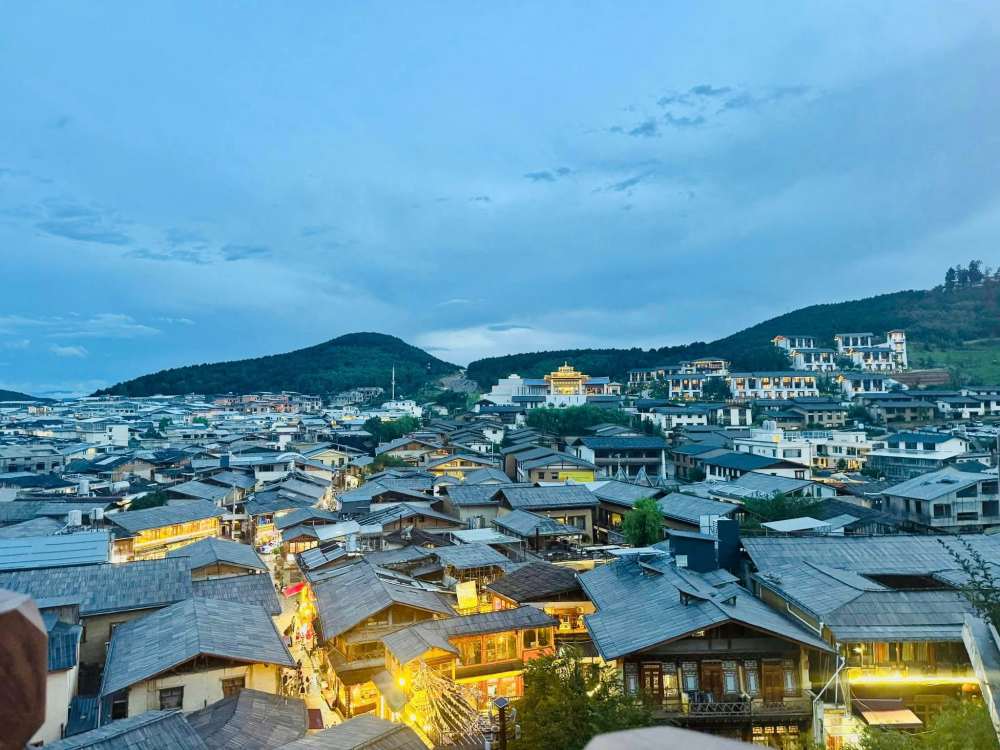 Shangri-La la “vung dat bat tu” duoc nha van Anh James Hilton mieu ta trong tieu thuyet Chan troi da mat (Lost Horizon). Thien duong ha gioi nay nam an minh tren cao nguyen Thanh Tang, phia Nam day Himalaya. Dua tren nhung mieu ta gan nhu trung khop ay, huyen Zhongdian (Trung Dien), nam giap ranh giua hai tinh Van Nam va Tu Xuyen, Trung Quoc, da chinh thuc doi ten thanh Shangri-La tu nam 2001.