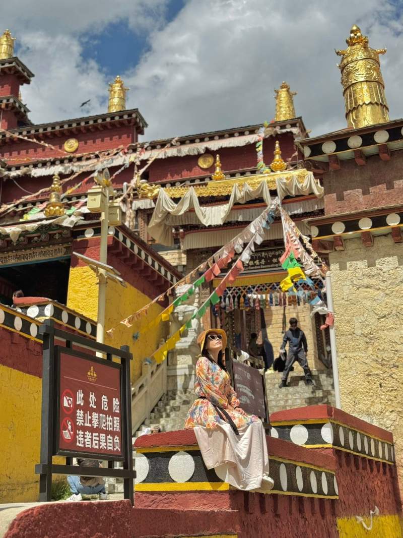 Vi Shangri-La nam o do cao khoang 3.200 - 3.300 m so voi muc nuoc bien, nen du khach khi den day can luu y ve kha nang bi soc do cao. Tot nhat nen di chuyen cham rai, uong du nuoc va tranh cac hoat dong gang suc de co mot chuyen di an toan va tron ven.