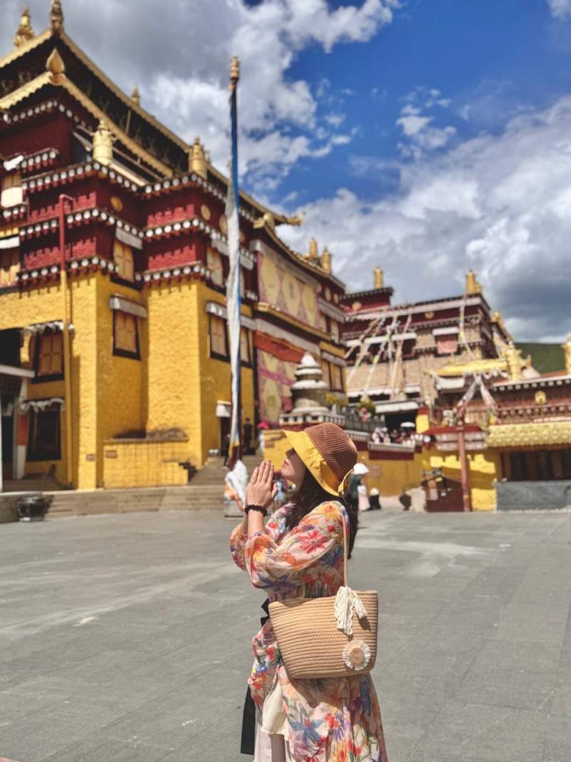 “Khoanh khac dat chan toi Shangri-La, toi van chua tin rang minh da cham toi cua ngo Tay Tang. Shangri-La chao don toi bang mot bau troi trong lanh va thoang dang. The nhung, cai dep nay cung di kem voi mot thu thach khong nho: phan ung cao nguyen. Ngay khi vua den, toi da cam nhan ro ret tim minh dap nhanh hon, hoi tho don dap va co chut kho khan khi hit tho, tham chi con bi tut huyet ap khi leo len Tu vien Songzanlin“, chi Hoa noi.