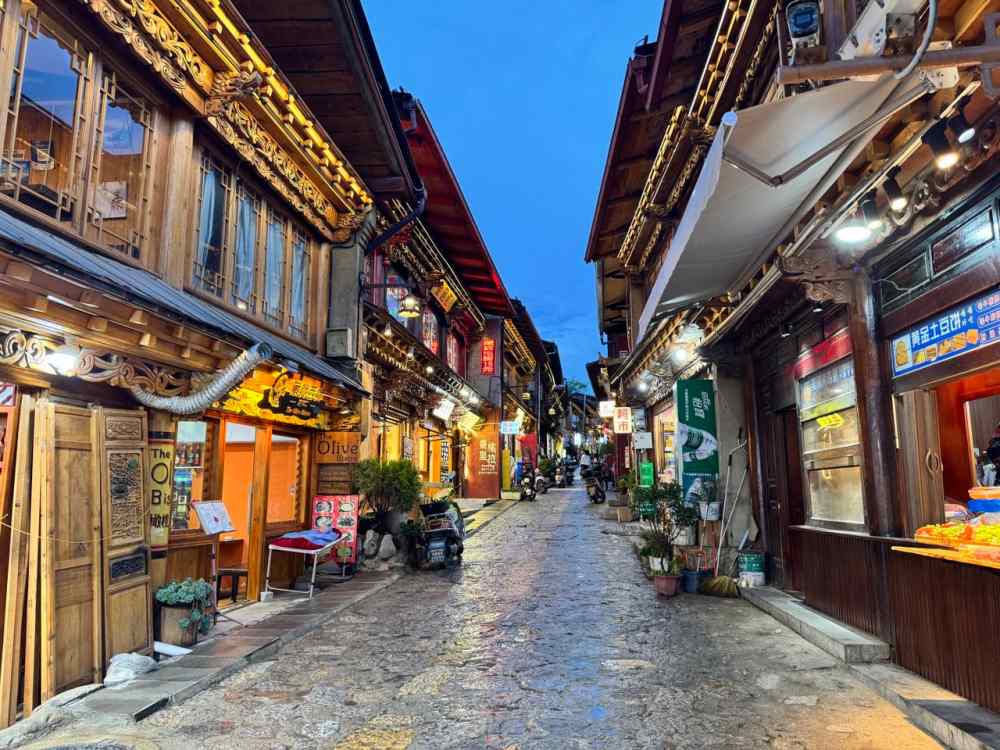 Thanh co Dukezong la noi tap trung sinh song lau doi cua nguoi Tang, co tuoi doi tren 1.300 nam. Cai ten Dukezong dich theo tieng Tang mang y nghia lang man la “thanh co anh trang”. Tai day, du khach se duoc chiem nguong hang tram can nha kieu Tay Tang co xua duoc gin giu can than. Mac du mot tran hoa hoan lon nam 2014 da thieu rui nhieu can nha go, khu pho co da duoc phuc dung lai, van giu nguyen ve dep co kinh.