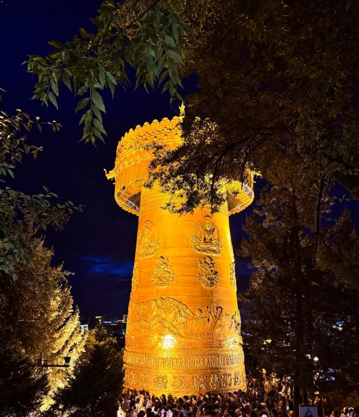 Diem an tuong nhat co le la Dai Kinh Luan trong chua Dai Phat tu. De xoay duoc chiec Kinh Luan khong lo nay, can it nhat khoang 20-30 nguoi cung hop suc day theo chieu kim dong ho. Ho vua nhe nhang di quanh vua tham thi cau nguyen cho may man va binh an. Tuong truyen, ben trong Dai Kinh Luan co vo so mat chu va van tu bi an.