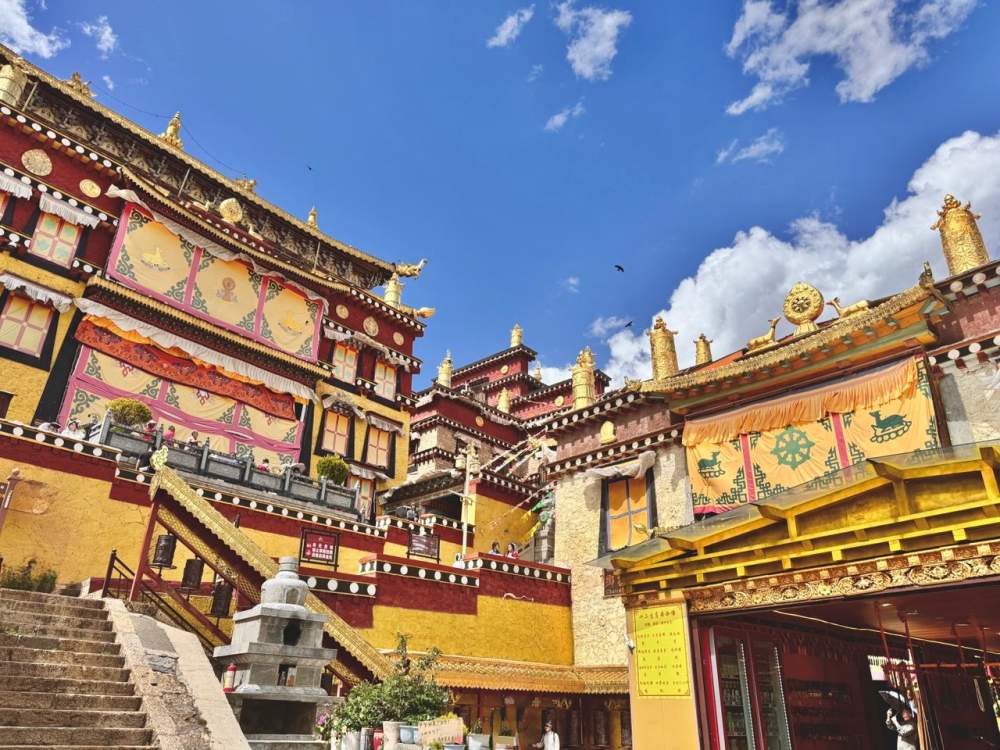 Mot diem den khong the bo qua khac chinh la Tu vien Songzanlin (Tung Tan Lam). Duoc menh danh la phien ban thu nho cua cung dien Potala tai Lhasa, Tay Tang, tu vien nay la tu vien Phat giao Tang truyen lon nhat vung Van Nam va la noi tu hanh cua hon 700 tang si. Tu vien duoc xay dung tu nam 1679, mang ve dep trang le voi nhung mai ngoi vang ruc ro, buc tuong kien co cung kien truc dam chat Tay Tang.