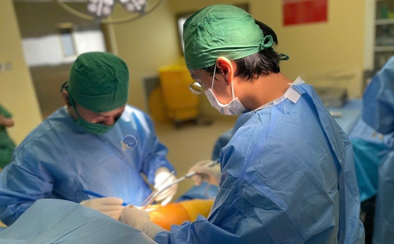 Surgery for a patient with a collar bone necrosis. Photo: Provided by the hospital