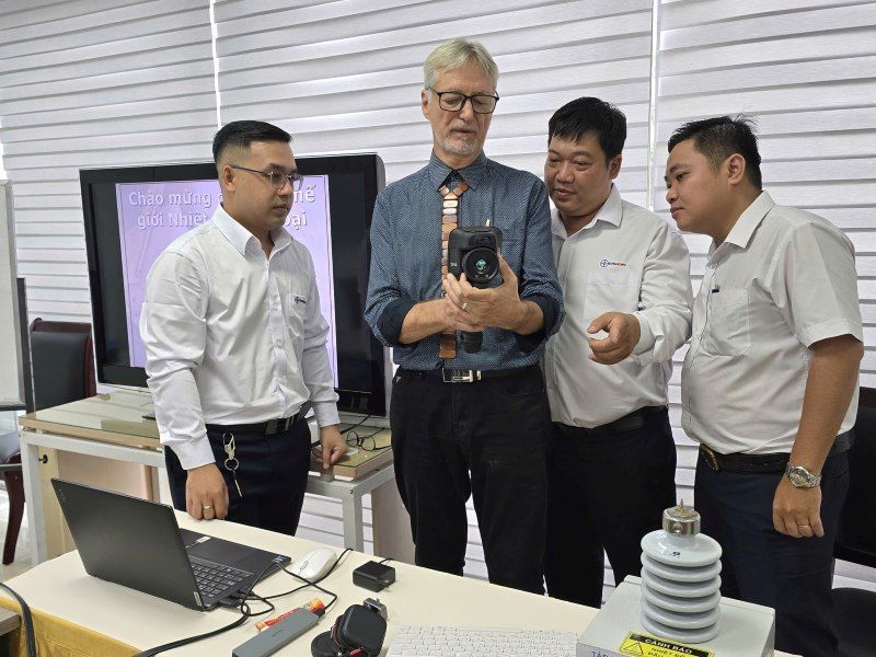 Mr. Ron Newport - founder of the IRT Thermal Photo Academy of Canada (second from left) guides EVNHCMC employees to use thermal photo equipment. Photo: Nam Duong