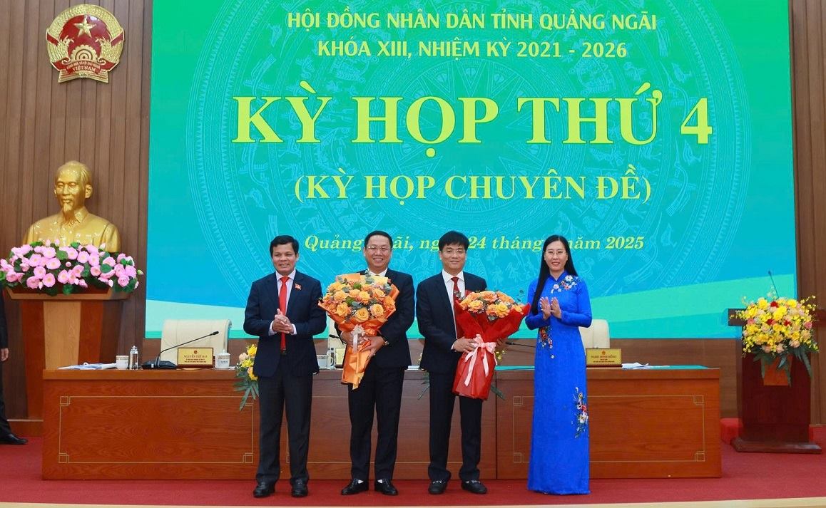 Ms. Bui Thi Quynh Van - Secretary of the Quang Ngai Provincial Party Committee and Mr. Nguyen Duc Tuy - Chairman of the Provincial People's Council (far left) presented flowers to congratulate Mr. Do Tam Hien (2nd from right) and Mr. Nguyen Cong Hoang (2nd from left). Photo: Vien Nguyen