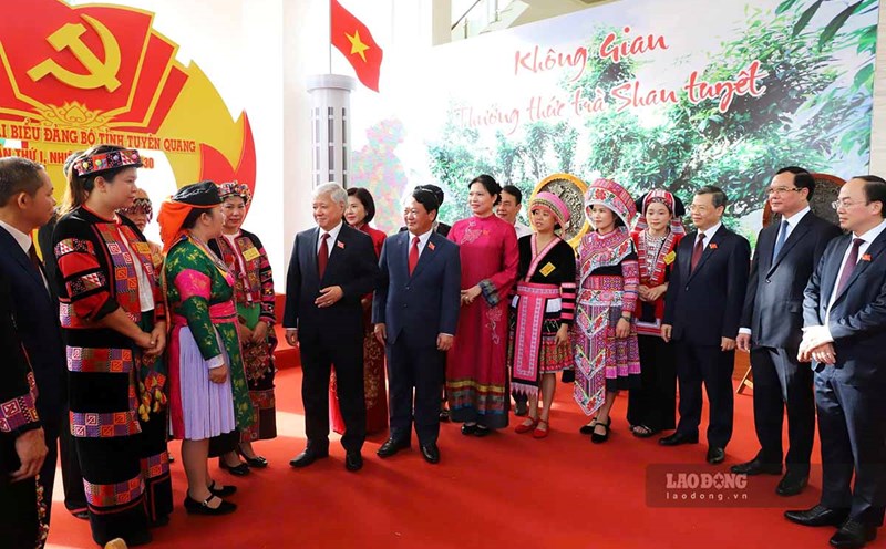 Chairman of the Central Committee of the Vietnam Fatherland Front Do Van Chien attended the 1st Congress of the Tuyen Quang Provincial Party Committee. Photo: PV.