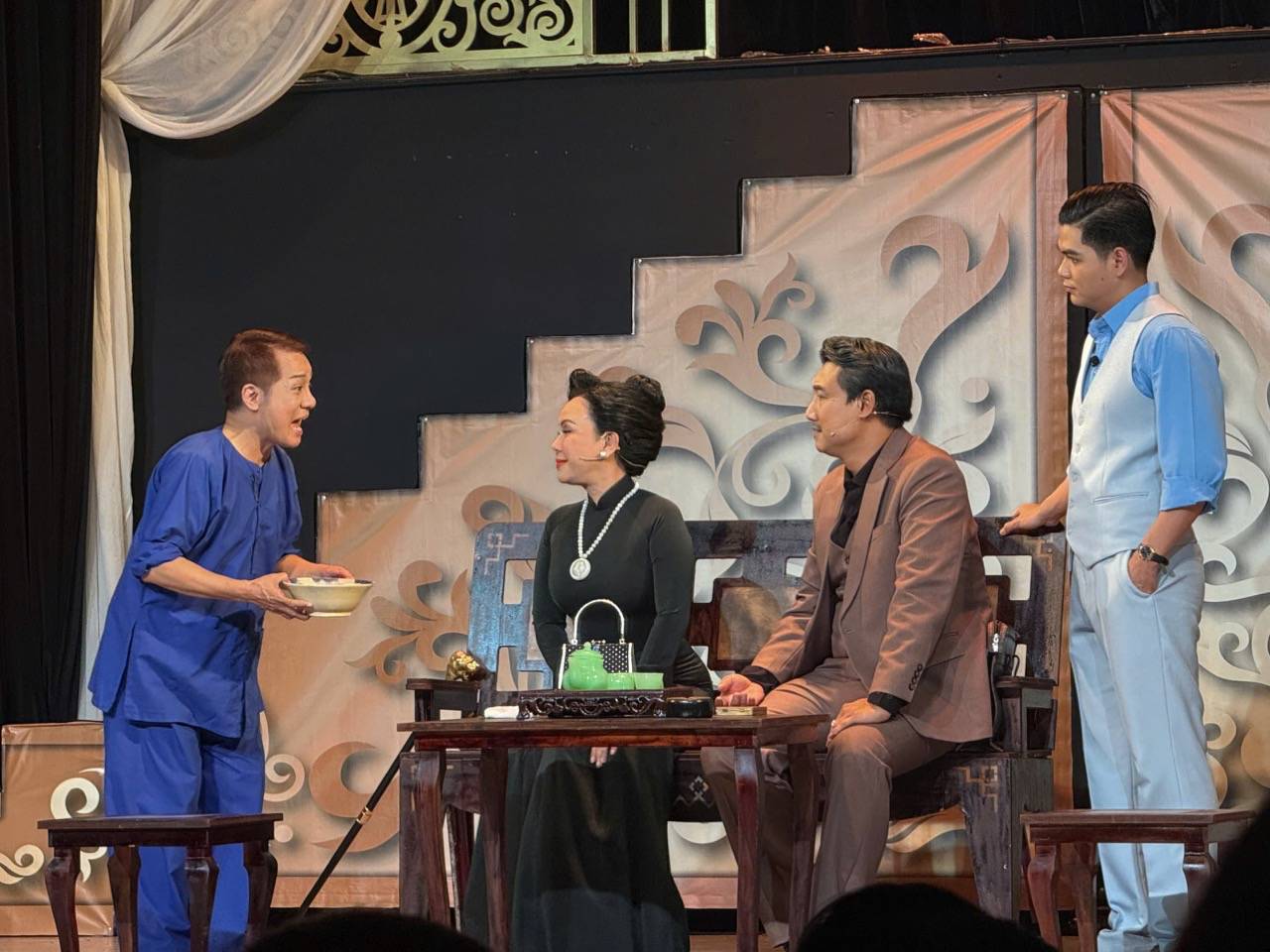 Viet Huong and Minh Nhi were excited in the play. Photo: Di Py