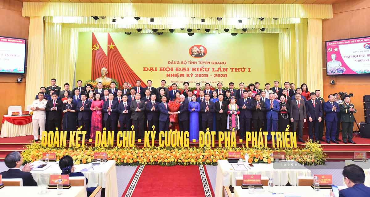 Uy vien Bo Chinh tri, Bi thu Trung uong Dang, Bi thu Dang uy MTTQ, cac doan the Trung uong, Chu tich UBTU MTTQ Viet Nam Do Van Chien tang hoa BCH Dang bo tinh Tuyen Quang nhiem ky 2025-2030. Anh: PV.