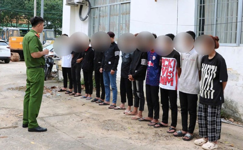 A group of teenagers gathered to ride motorbikes, causing disorder in Phu Quoc special area.