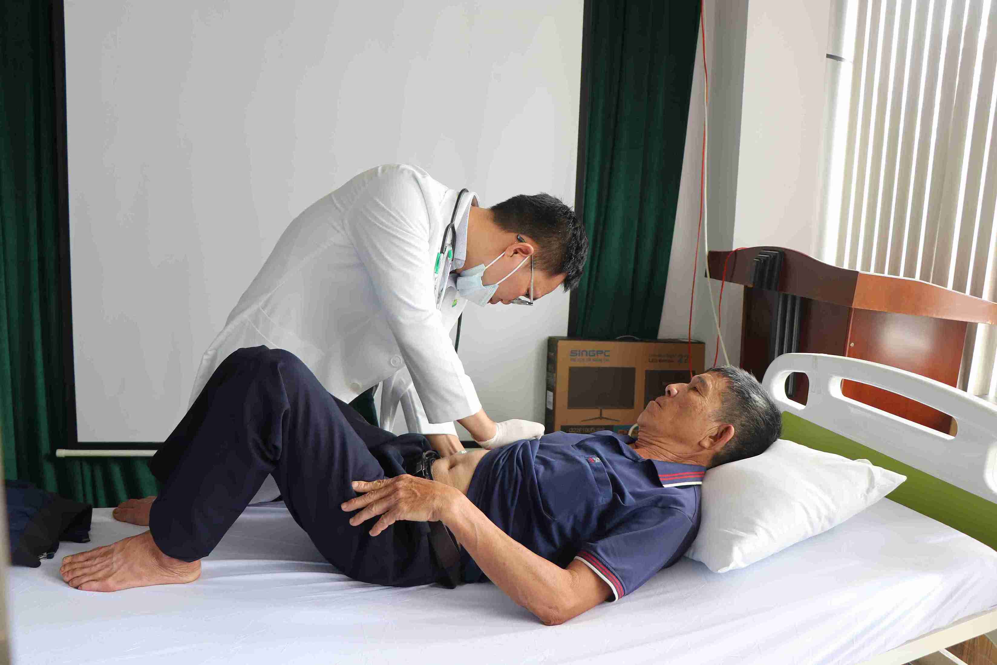 People with kidney stones receive free health check-ups at the Central Highlands General Hospital. Photo: Bao Trung