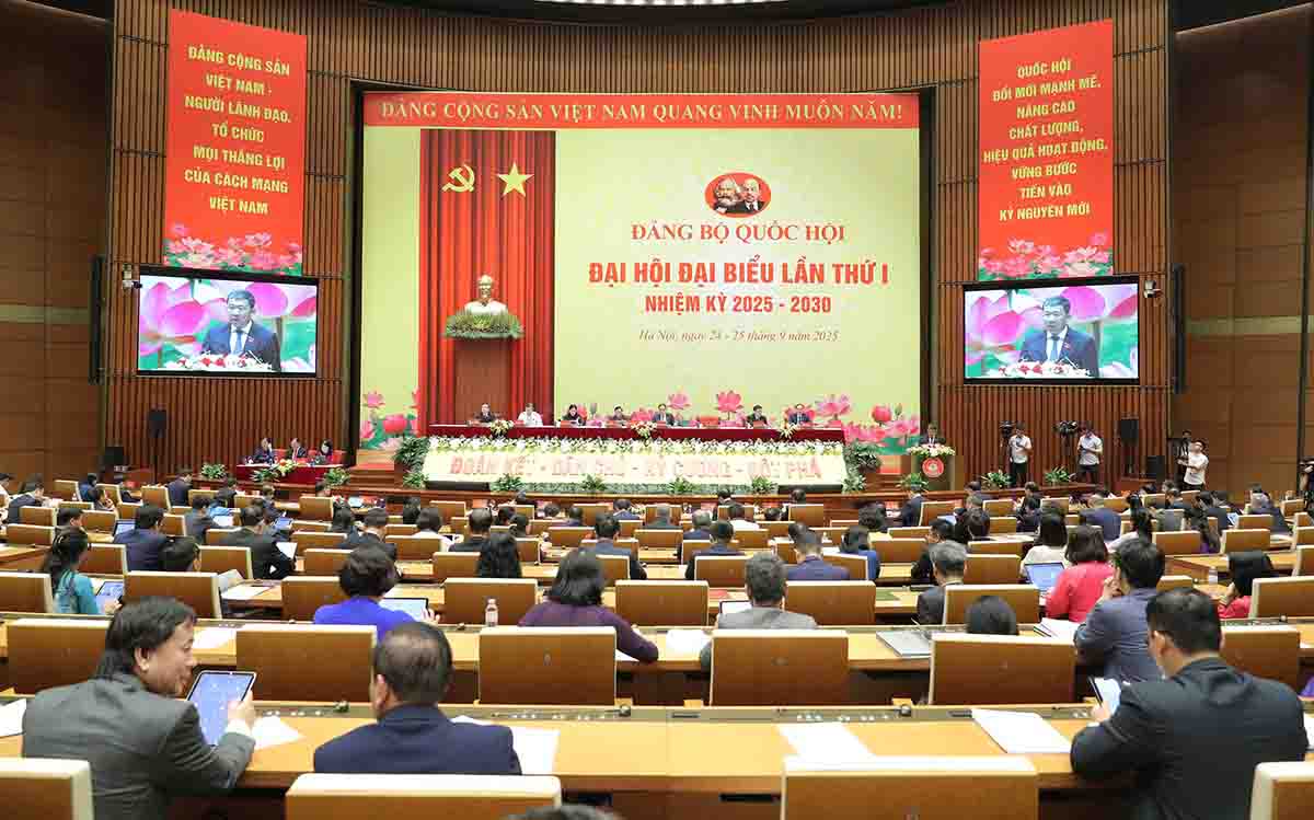 Vu Hai Ha 국회 당위원회 부서기가 대회에서 보고서 요약을 발표하고 있습니다. 사진: Ho Long.