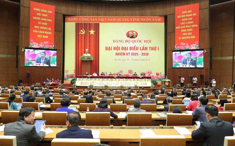 Deputy Secretary of the National Assembly Party Committee Vu Hai Ha presented a Summary report at the Congress. Photo: Ho Long.