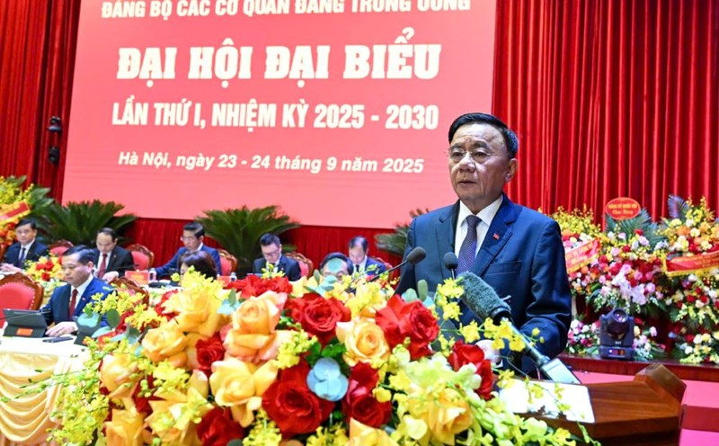 Politburo member, Standing member of the Secretariat, Secretary of the Party Committees of Central Party Agencies Tran Cam Tu delivered the opening speech of the Congress. Photo: Hai Nguyen