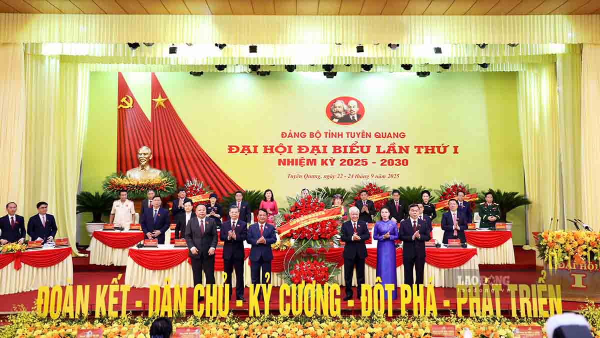 Le president du Comite central du Front de la patrie vietnamienne Do Van Chien felicite le premier Congres du Comite du Parti provincial de Tuyen Quang. Photo : PV.