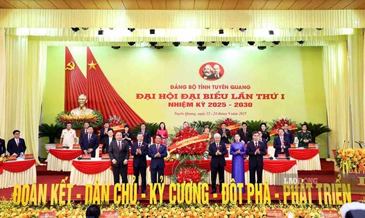 Chủ tịch Ủy ban Trung ương Mặt trận Tổ quốc Việt Nam Đỗ Văn Chiến chúc mừng Đại hội đại biểu Đảng bộ tỉnh Tuyên Quang lần thứ nhất. Ảnh: PV.