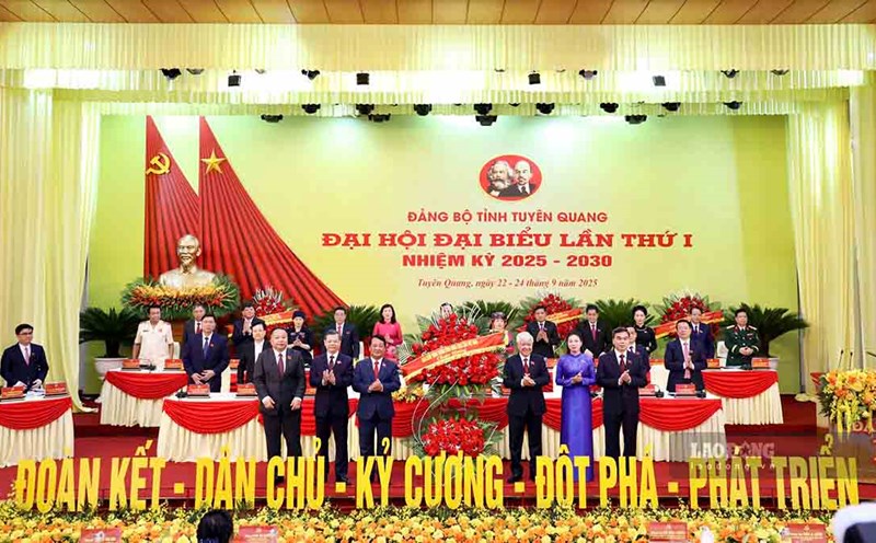 Chairman of the Central Committee of the Vietnam Fatherland Front Do Van Chien congratulated the first Tuyen Quang Provincial Party Congress. Photo: PV.