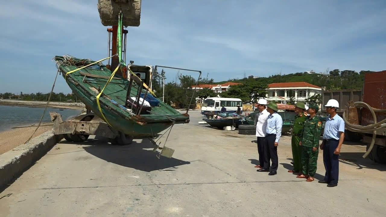Leaders of the Bach Long Vi area, Hai Phong inspect the prevention of storm No. 9. Photo: Son Ha