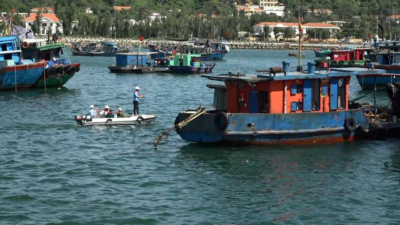 To Van dong, tuyen truyen luu dong van dong tau thuyen ve noi tranh tru bao an toan. Ảnh: Son Ha