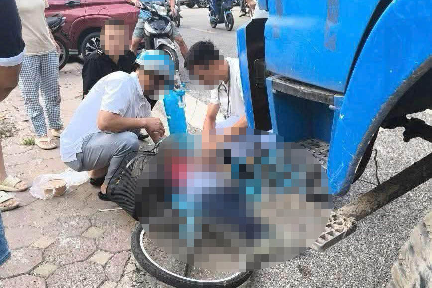 The scene of the accident that killed a 6th grade student at Gia Thuy Secondary School (Bo De Ward, Hanoi). Photo: S.Lam