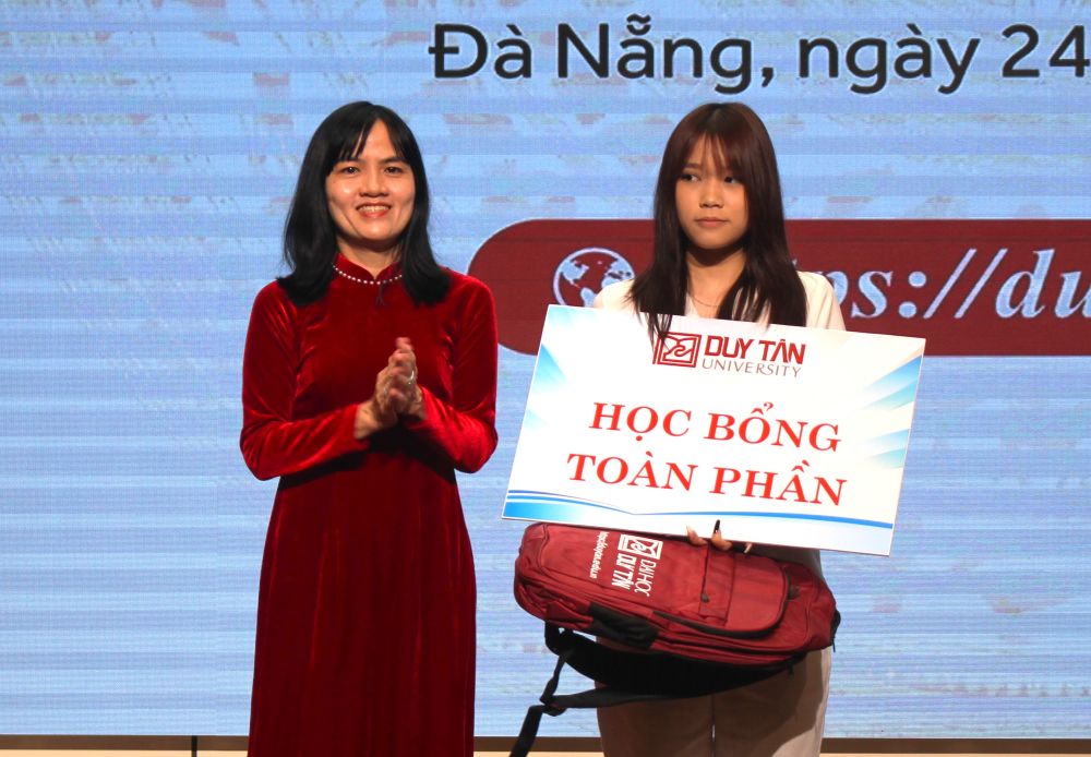 Duy Tan University awards scholarships of more than 5.76 billion VND to students. Photo: Thanh Huyen