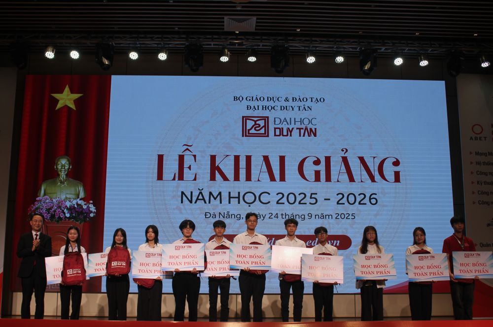 Dai hoc Duy Tan Da Nang trao hoc bong hon 5.76 ti dong cho sinh vien. Anh: Thanh Huyen