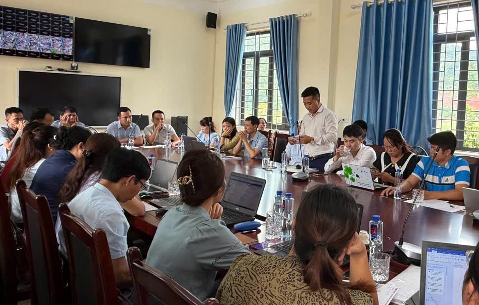 On September 10, in Na Hy commune, principals of 11 schools and 3 food suppliers held a working session lasting nearly 10 hours but still could not finalize the food supplier. Photo: Van Thanh Chuong