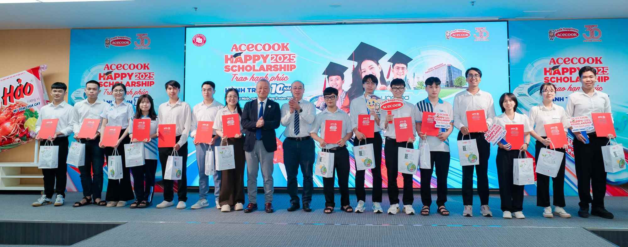 Ông Kaneda Hiroki - Tổng Giám đốc Acecook Việt Nam trao học bổng cho sinh viên. Ảnh: Acecook
