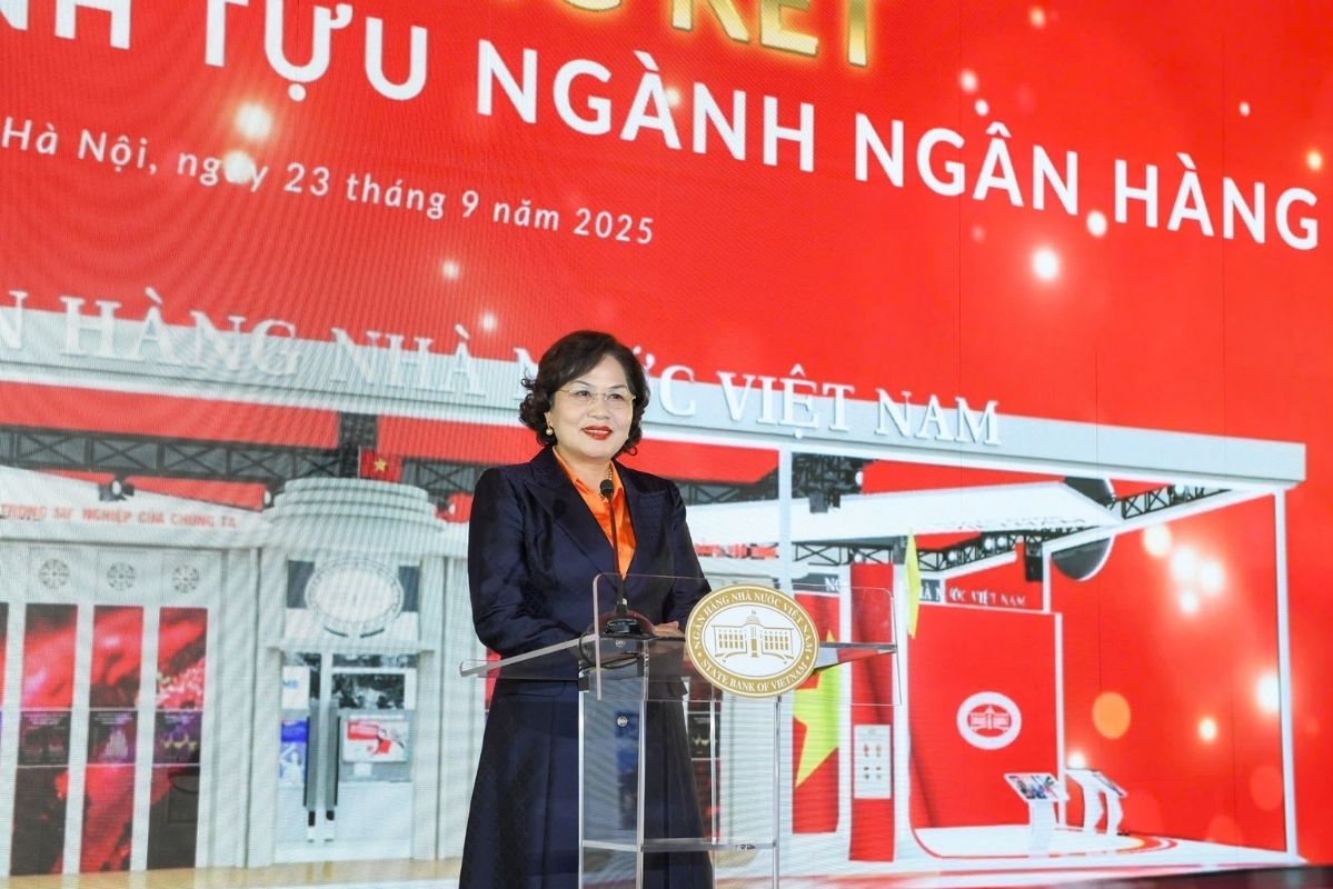 NHNN総裁が22の優秀団体、10の優秀個人に表彰状を授与。写真:NHNN