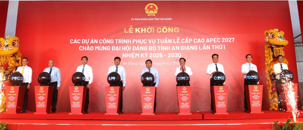 Cac dai bieu thuc hien nghi thuc khoi cong, khoi dong cac du an. Anh: Nam Phuong