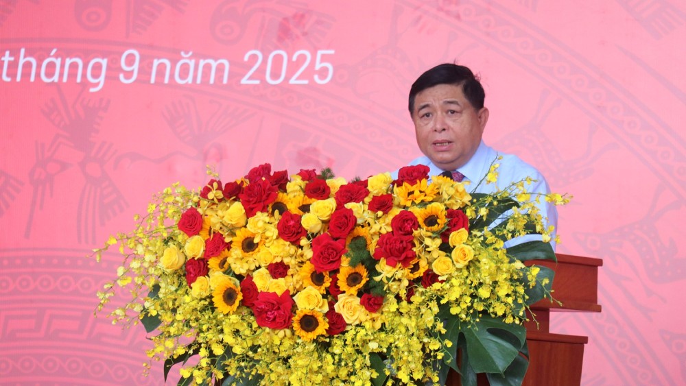 응우옌찌중 부총리가 푸에서 열린 APEC 2027 서비스 10개 프로젝트 및 프로젝트 시작 행사에서 연설하고 있습니다. 사진: 남프엉