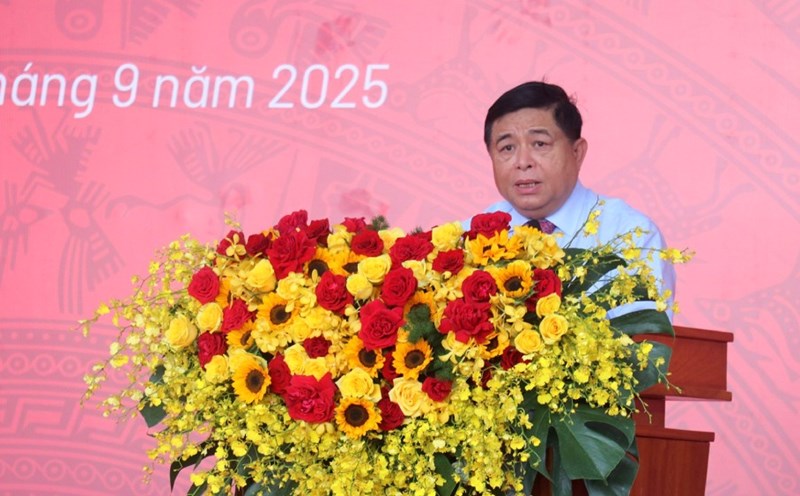 Deputy Prime Minister Nguyen Chi Dung spoke at the groundbreaking ceremony and launching 10 projects and works serving APEC 2027 in Phu Quoc. Photo: Nam Phuong