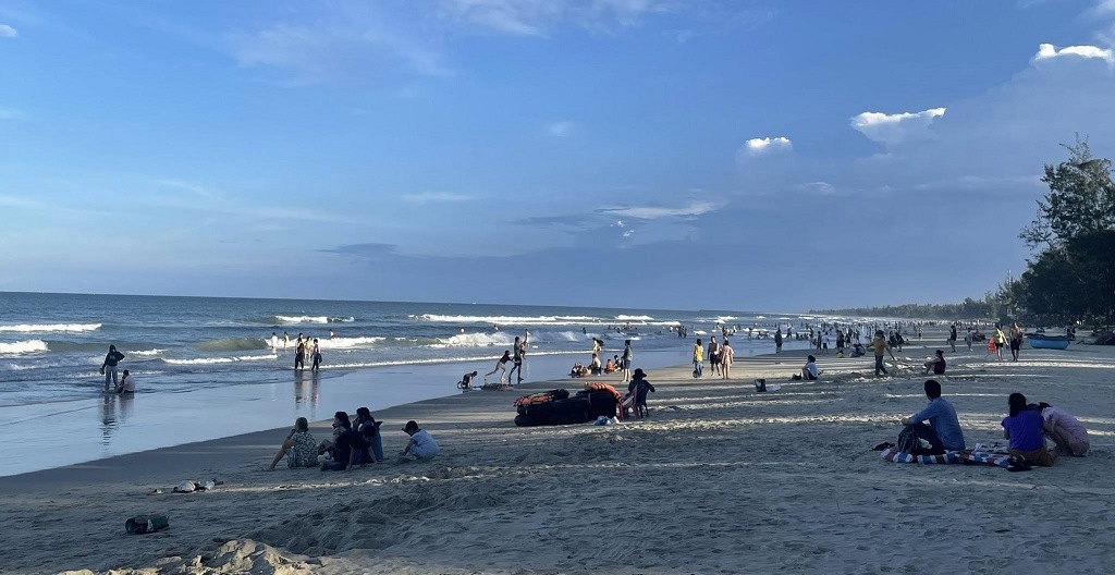 About 300 people came to My Khe beach, Tinh Khe commune, Quang Ngai province to swim on the morning of September 24. Photo: Hoang An