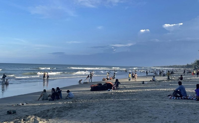 About 300 people came to My Khe beach, Tinh Khe commune, Quang Ngai province to swim on the morning of September 24. Photo: Hoang An