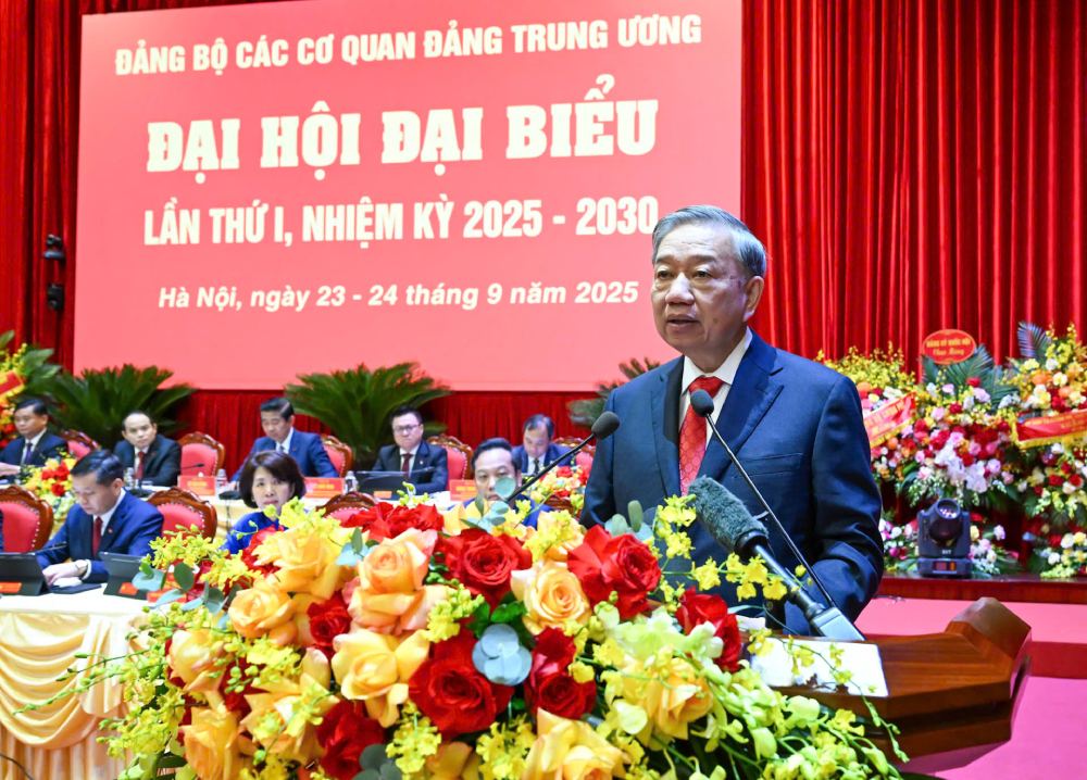 Le secretaire general To Lam a souligne la necessite que le Comite du Parti et les organes du Parti centraux affirment le role du 'comite consultatif strategique' du Parti. Photo : Hai Nguyen