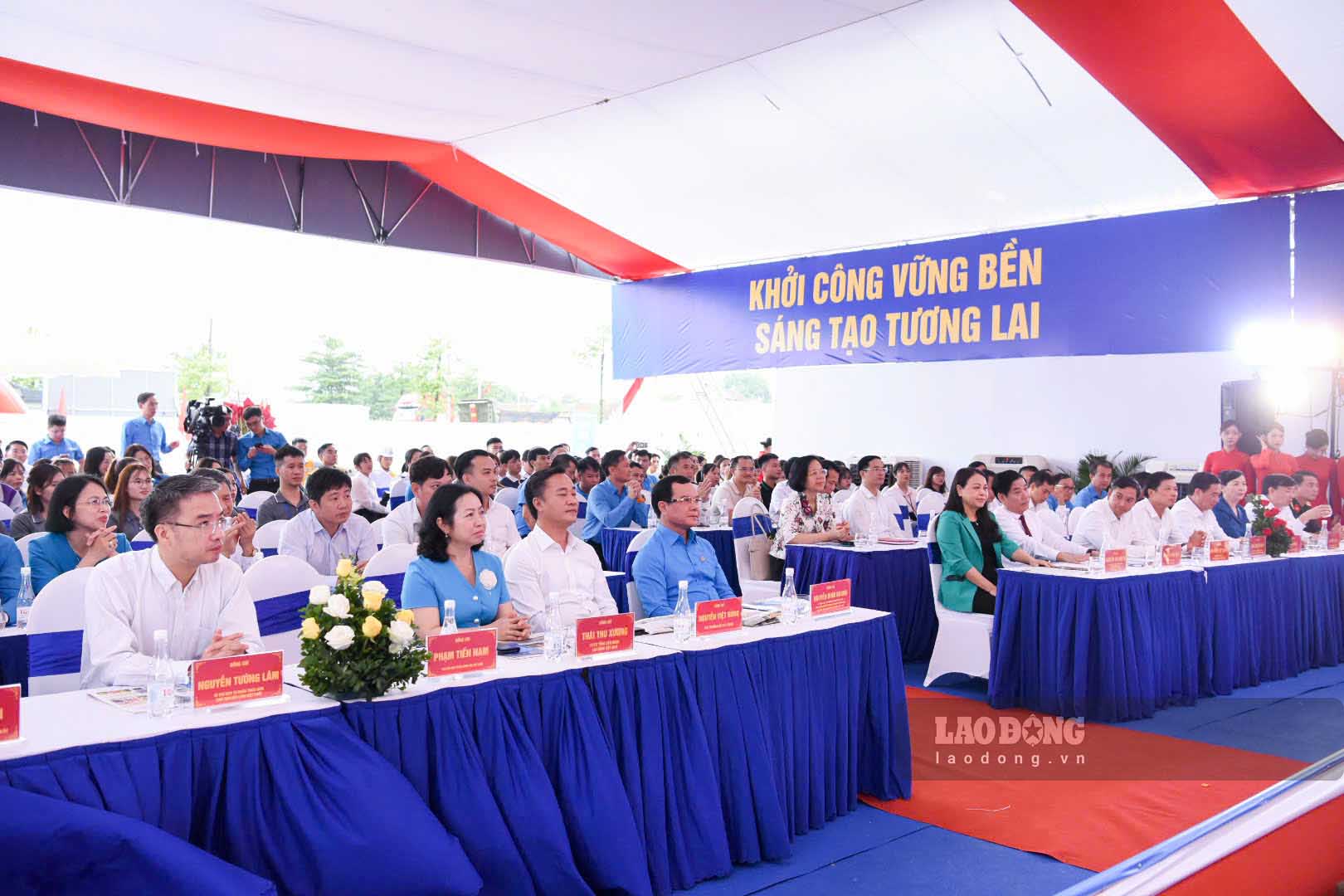 Cac dai bieu du le khoi cong. Anh: Tran Tuan